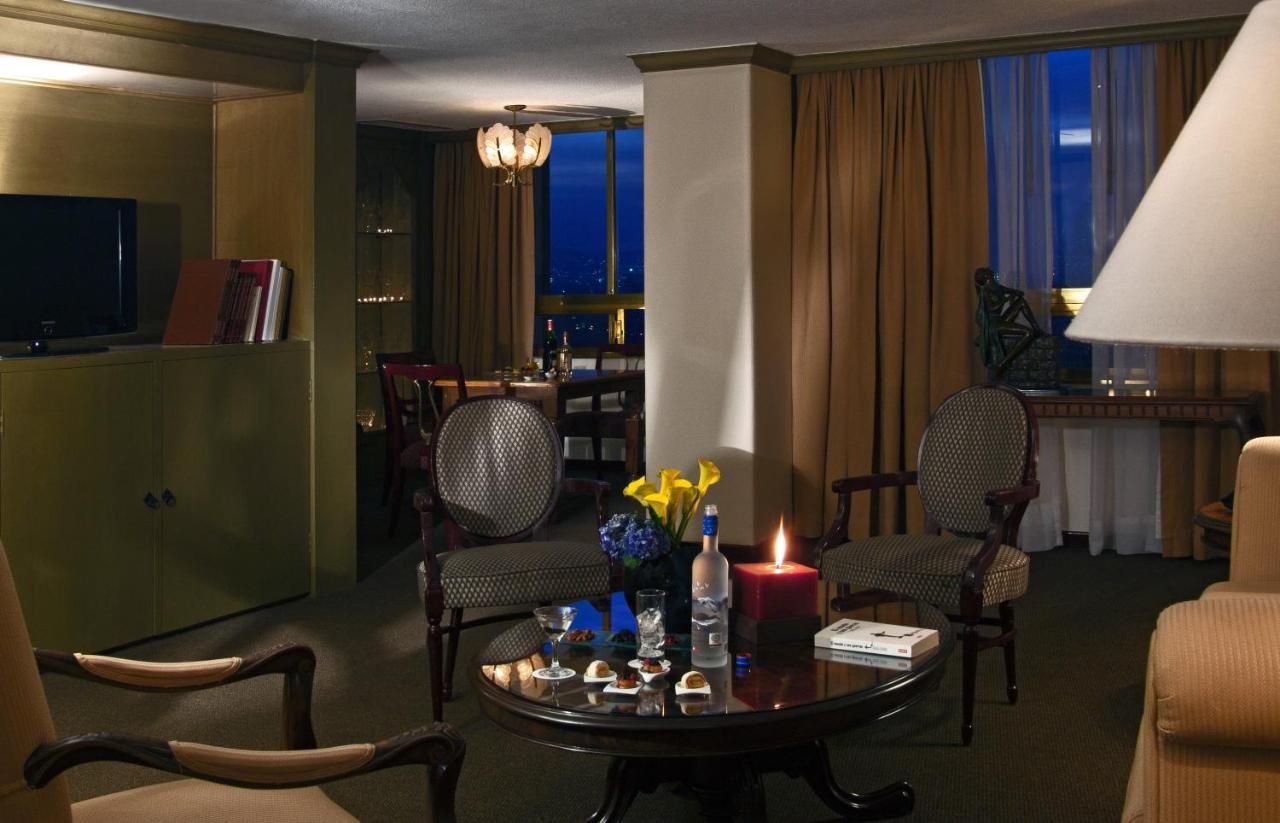 Fiesta Americana Reforma Μεξικό Εξωτερικό φωτογραφία A suite at the Four Seasons Hotel